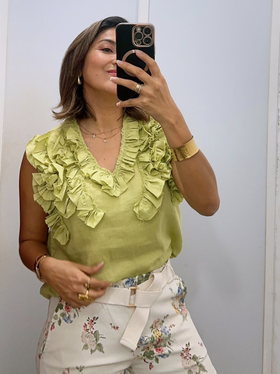 Blusa manga sisa escote en V con flores sobrepuestas en hombro