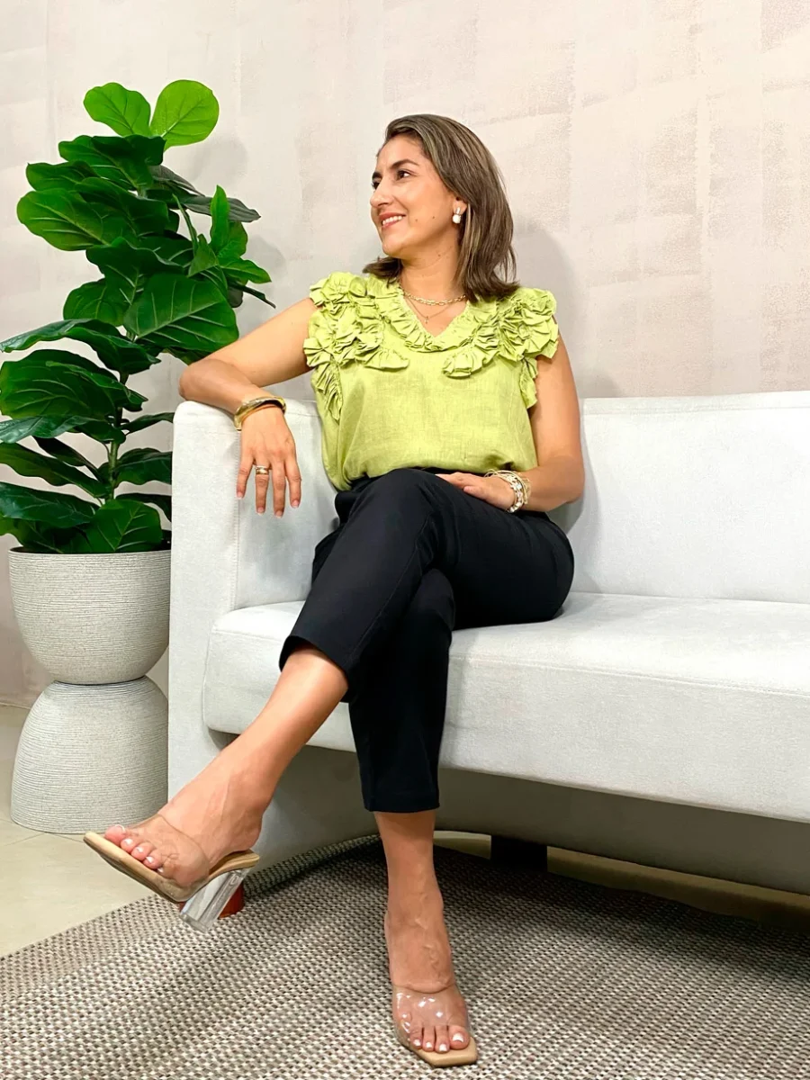 Blusa manga sisa escote en V con flores sobrepuestas en hombro