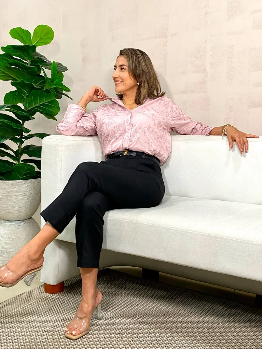 Blusa manga larga con detalles de hojas bordadas