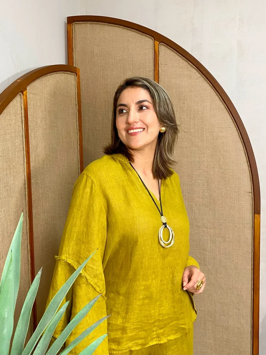 Blusa en lino cuello en V y manga acampanada