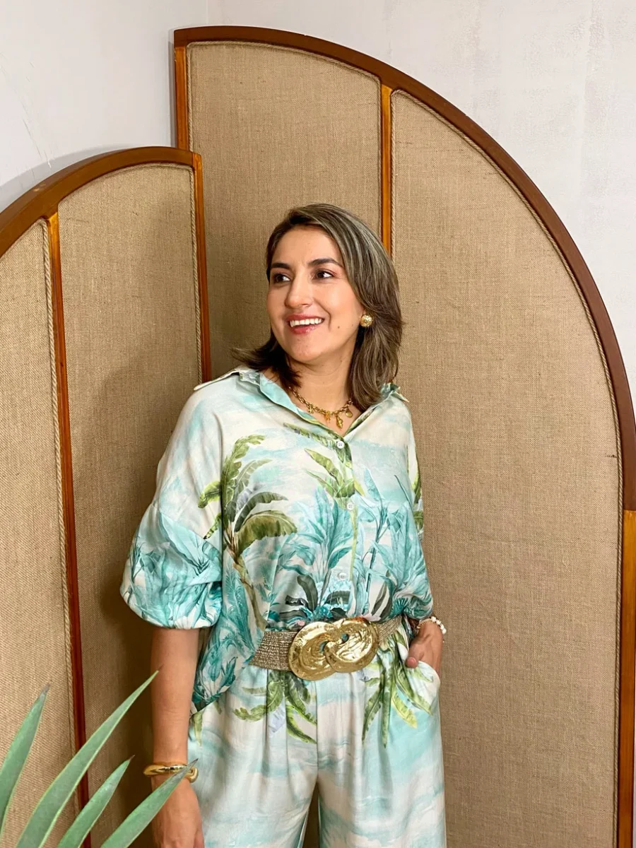 Blusa manga larga con botones en frente