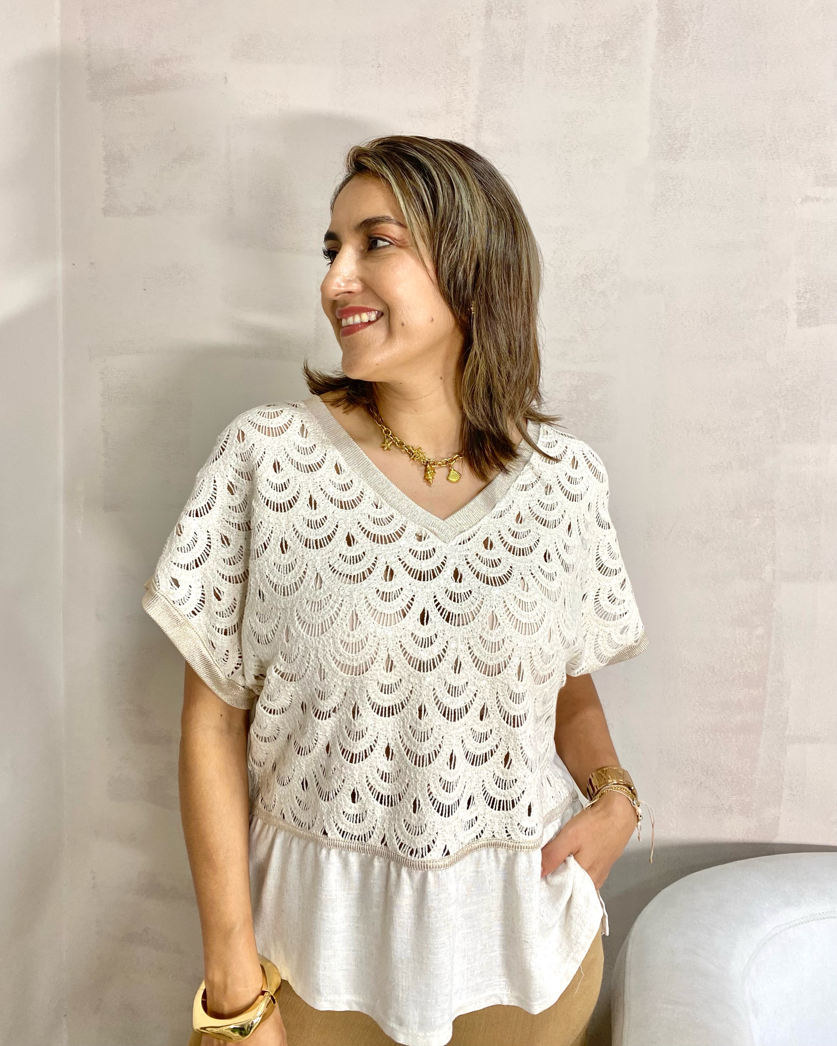 Blusa de manga corta con cuello en V con patrón de encaje - Única, Nude con dorado