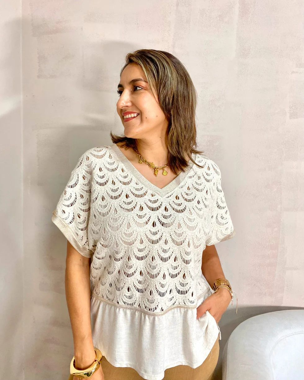 Blusa de manga corta con cuello en V con patrón de encaje