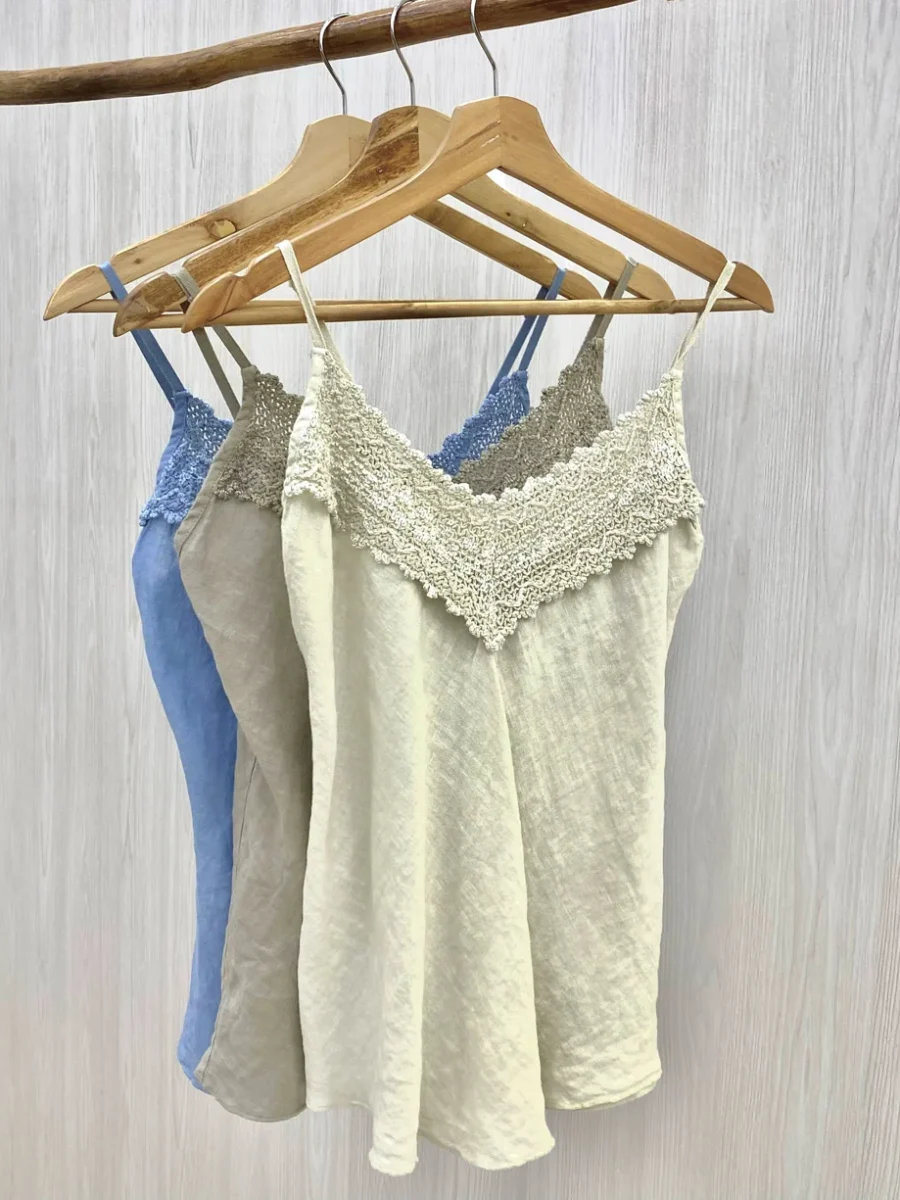 Blusa de tiras con encaje en frente