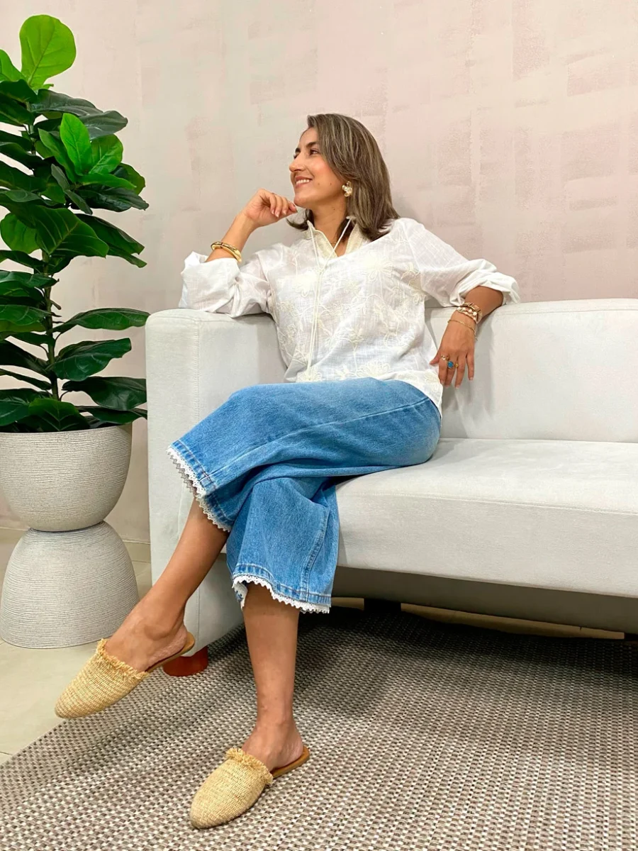 Blusa detalles bordados, manga larga con elástico en puño