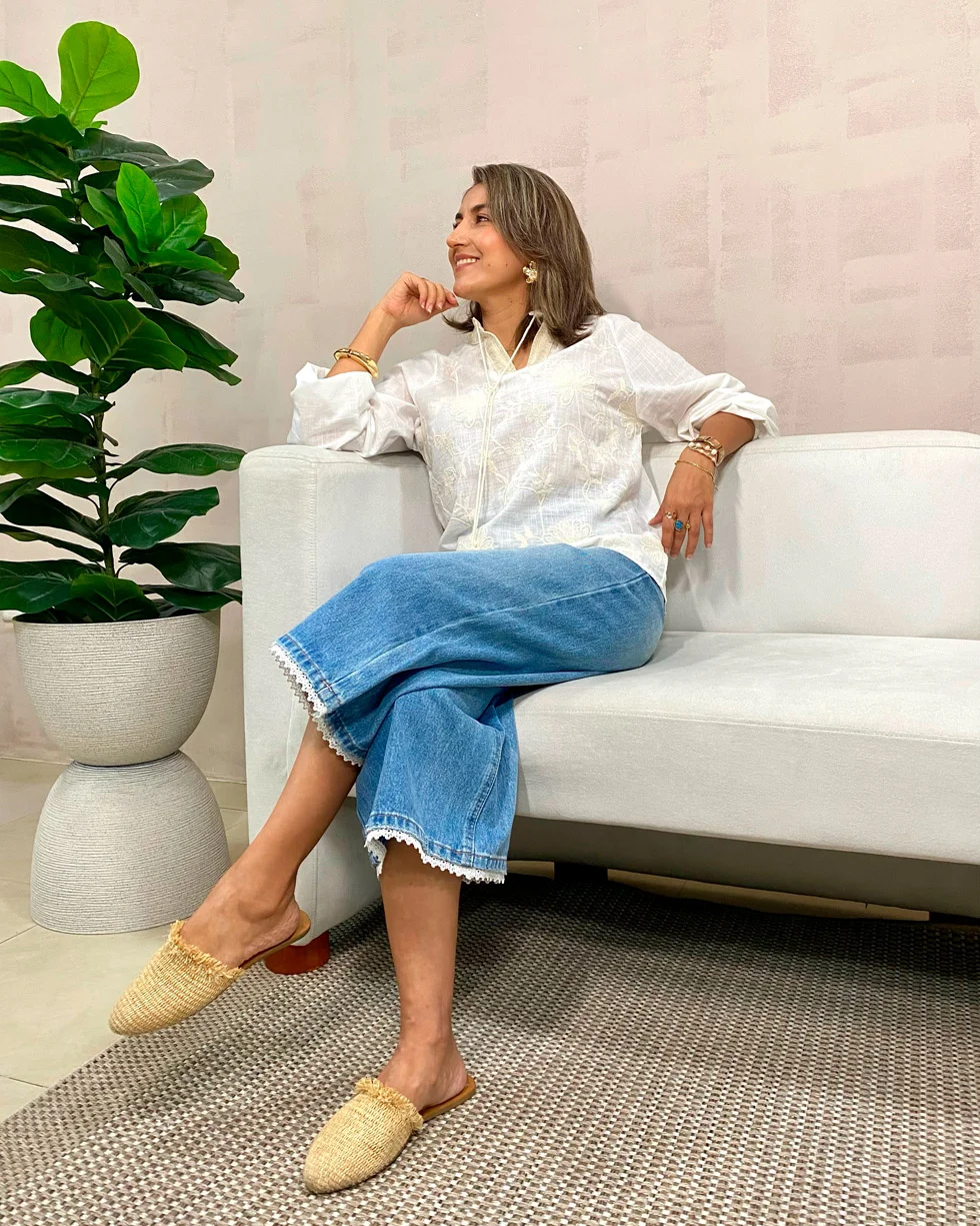 Blusa detalles bordados, manga larga con elástico en puño