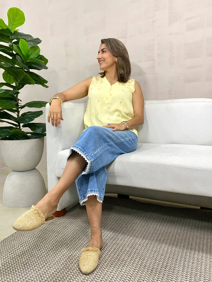 Blusa manga sisa con detalle de bordado en espalda