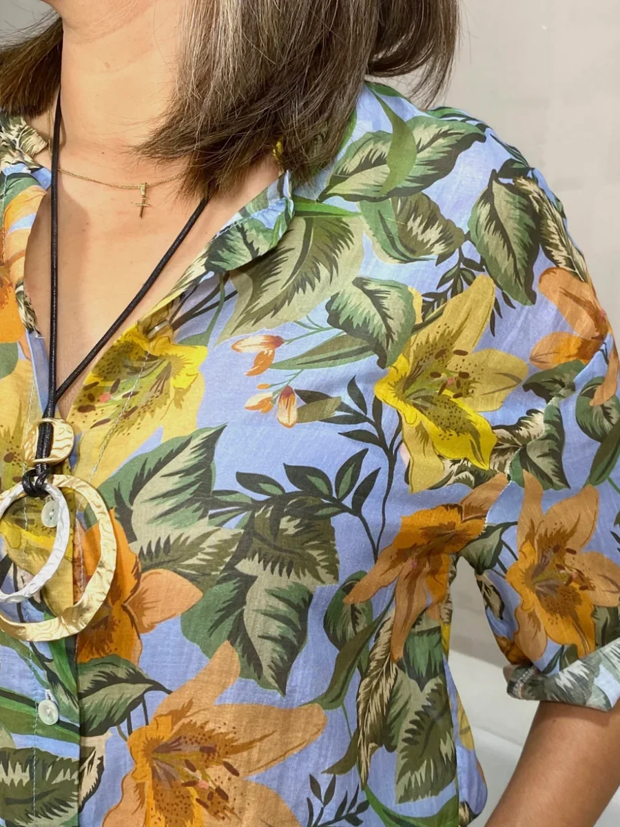 Blusa manga 3/4 estampado floral botones en frente - Única, Estampado celeste flores