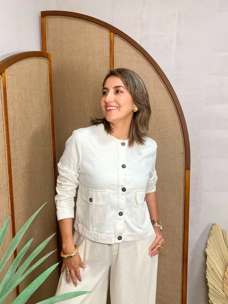 Chaqueta bolsillos en frente y botones artesanales