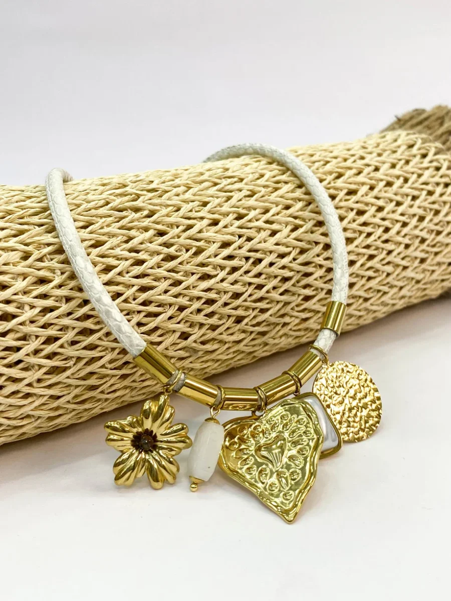 Collar Dijes Dorados y Perlas