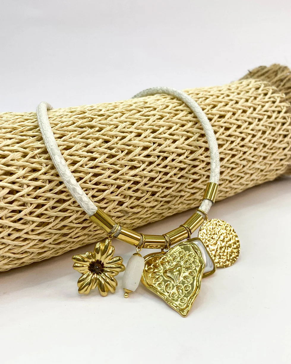 Collar Dijes Dorados y Perlas