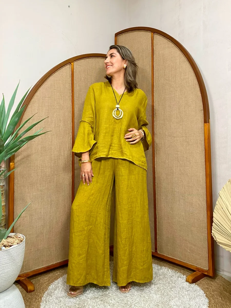 Conjunto mostaza blusa manga campana y pantalón con bolsillos laterales
