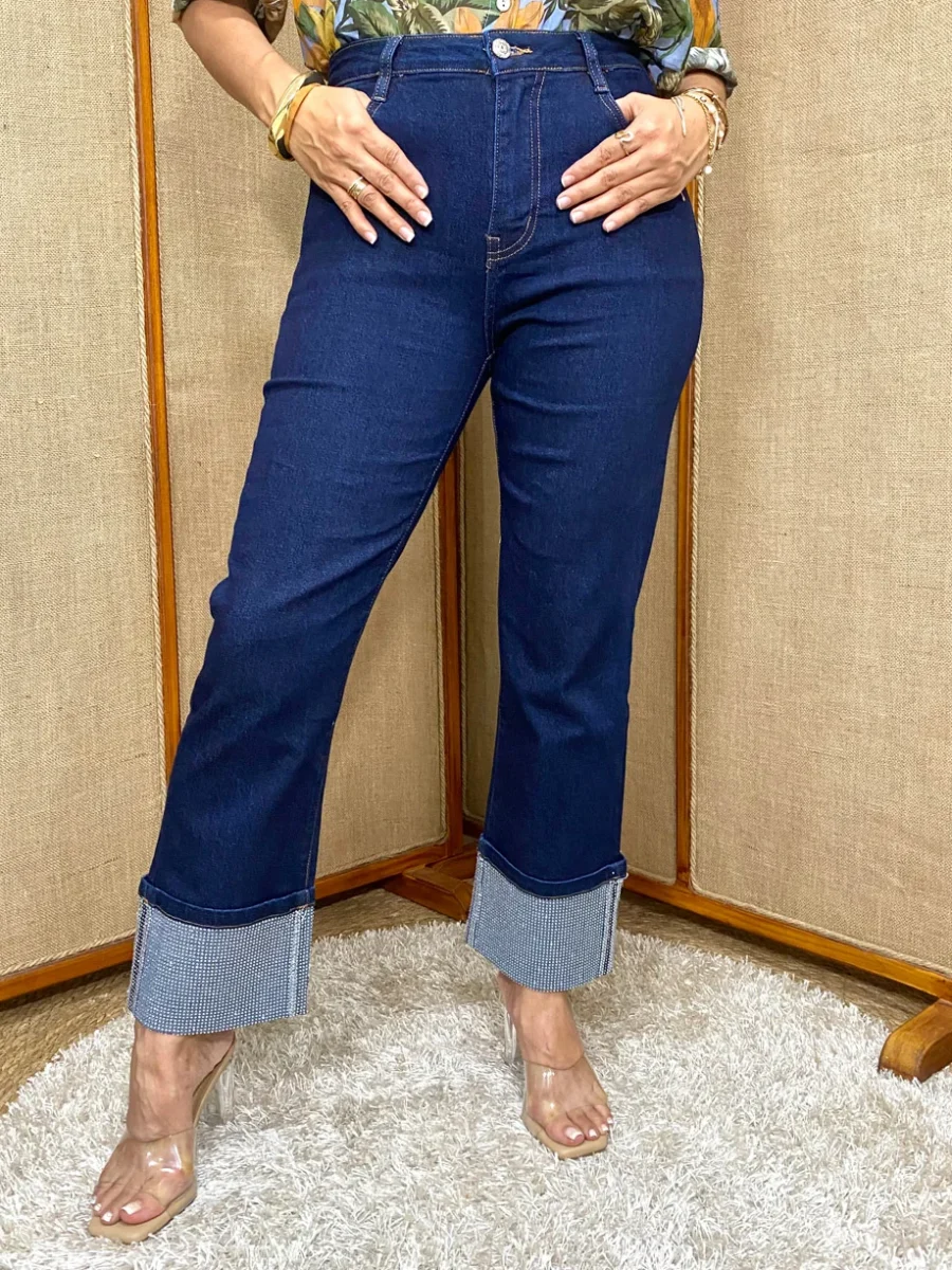 Jean azul oscuro con pedrería en dobladillo