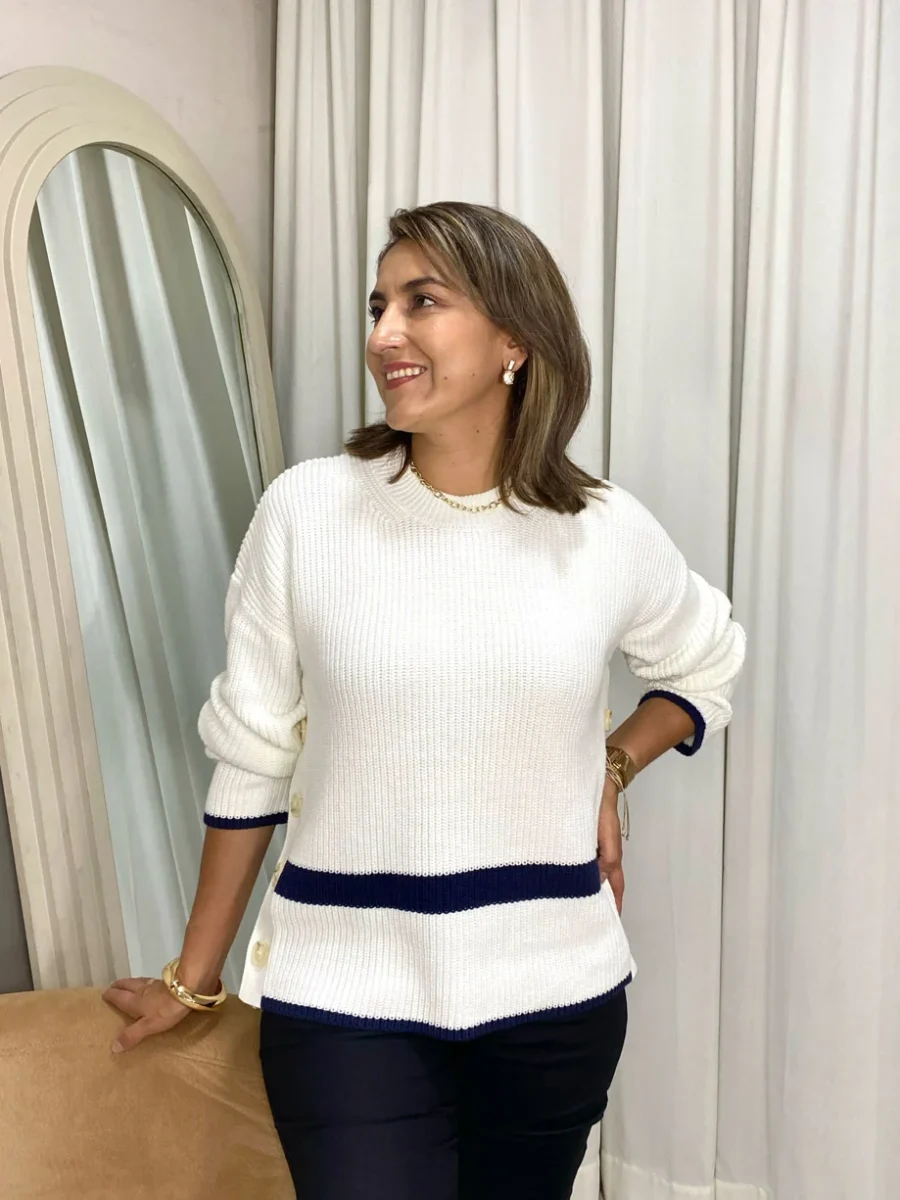 Sweater con botones decorativos laterales y franjas azules