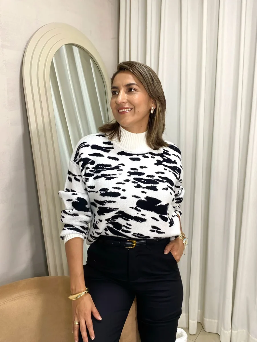 Sweater cuello alto animal print