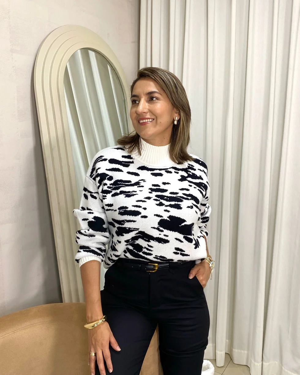 Sweater cuello alto animal print