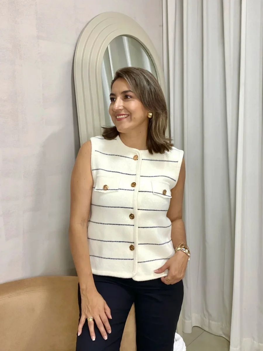 Chaleco tipo sweater a rayas con botones dorados