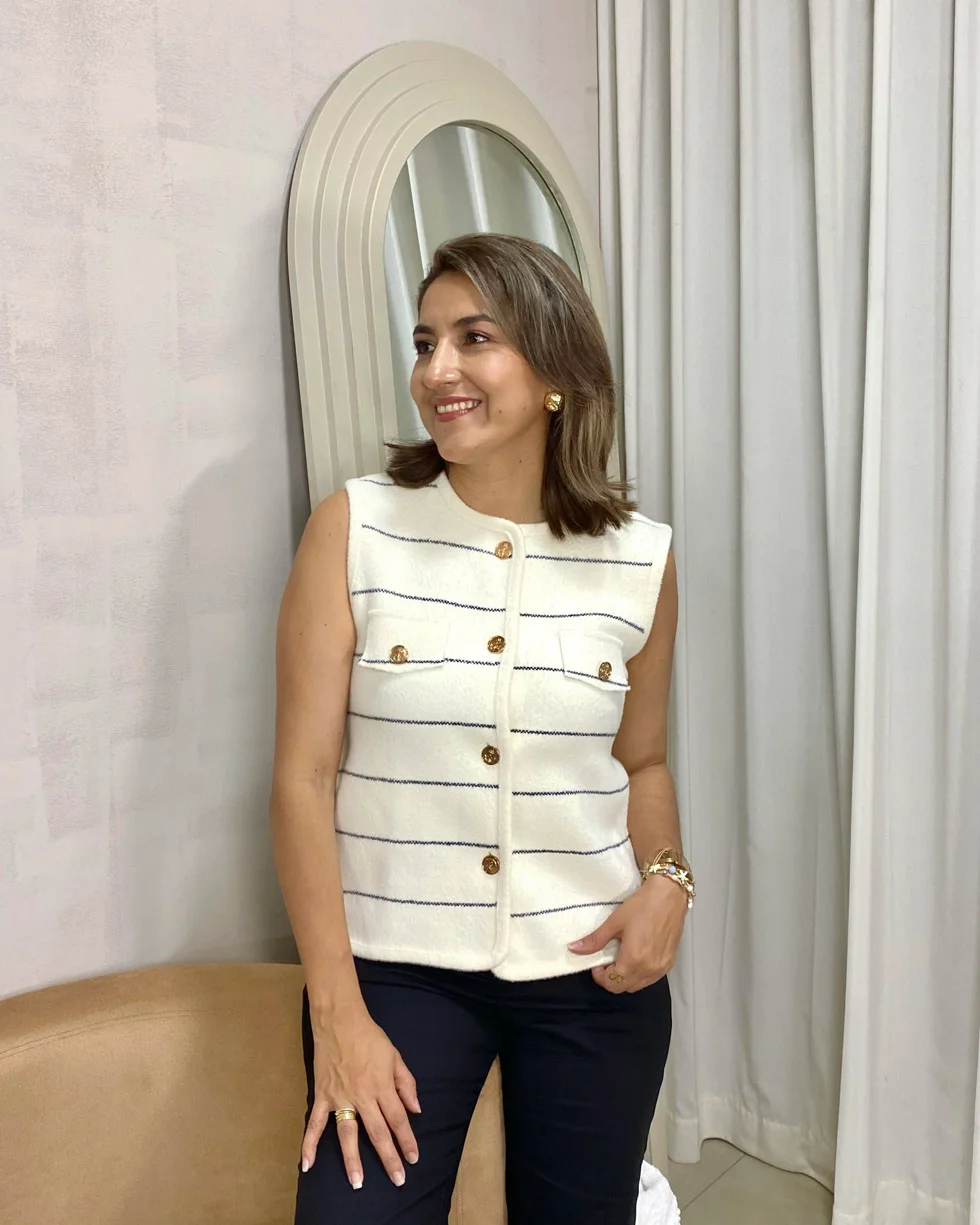 Chaleco tipo sweater a rayas con botones dorados