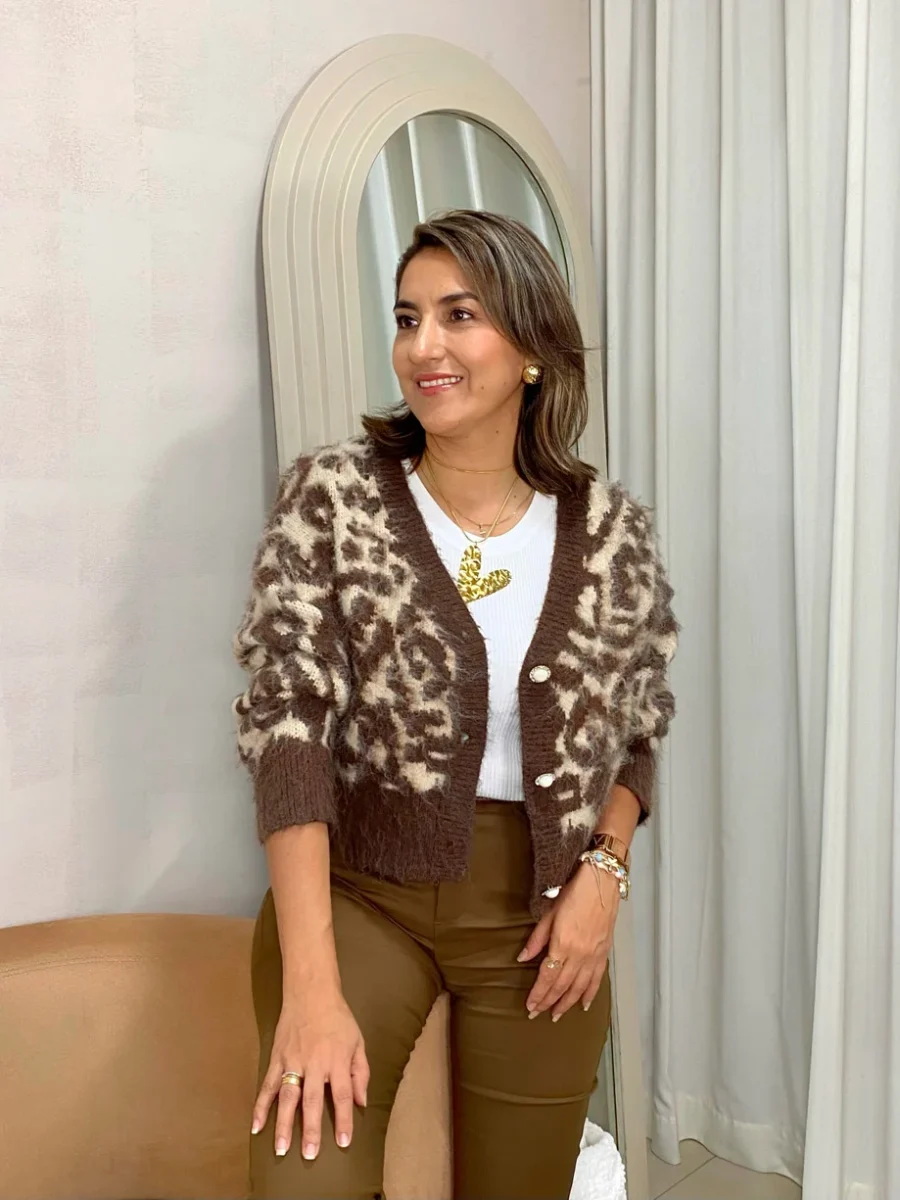 Sweater animal print con botones perlados