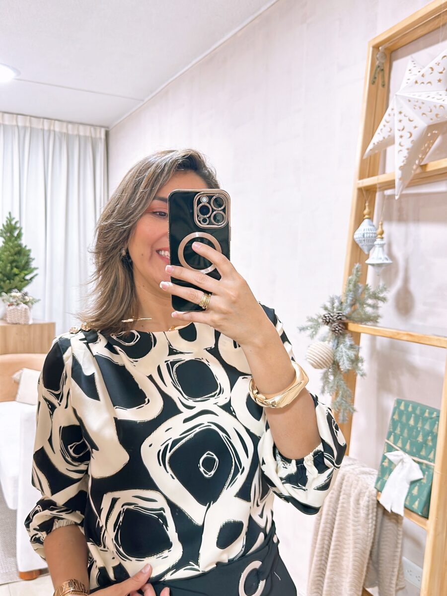 Blusa estampada manga larga con elástico en puño