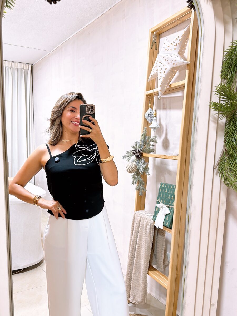 Blusa de un hombro con estampado de flor