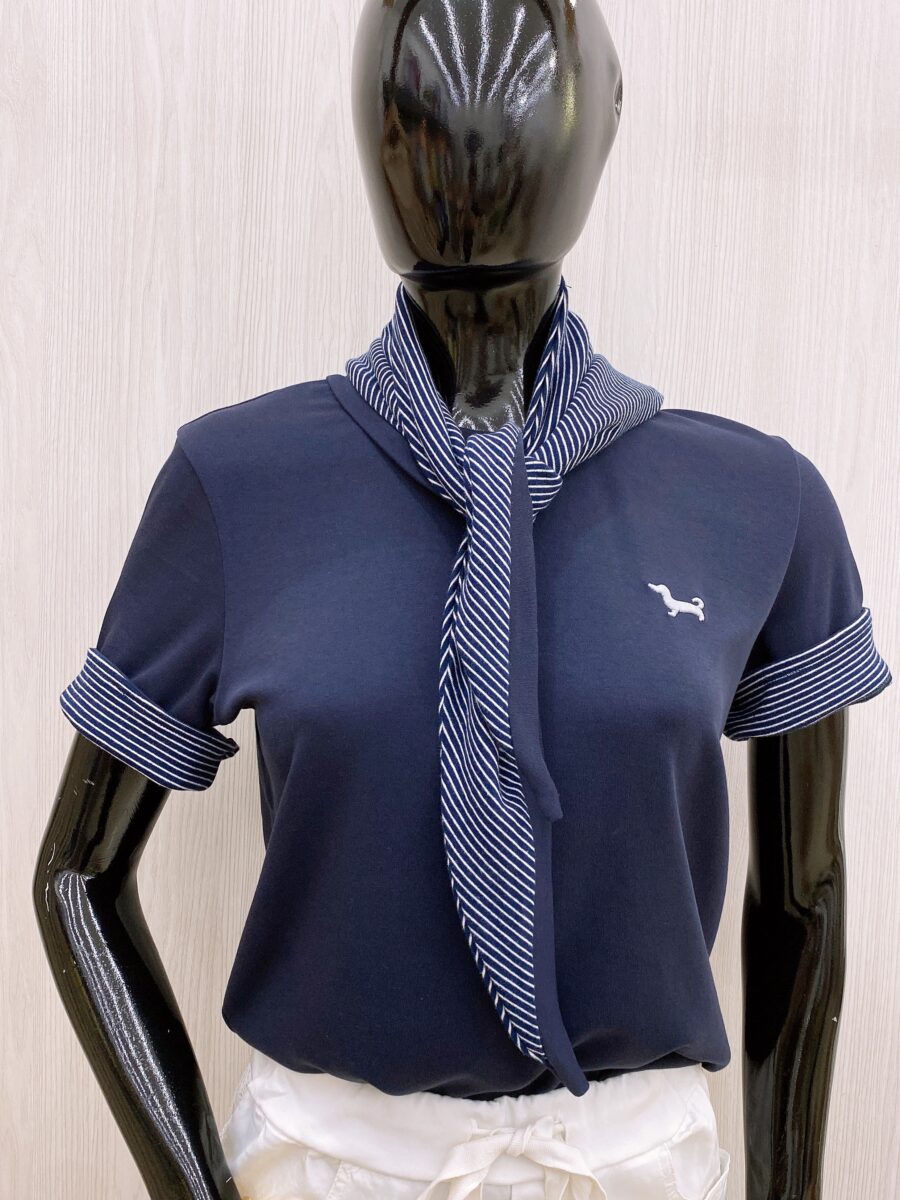 Blusa con detalle bicolor en manga, incluye pañuelo