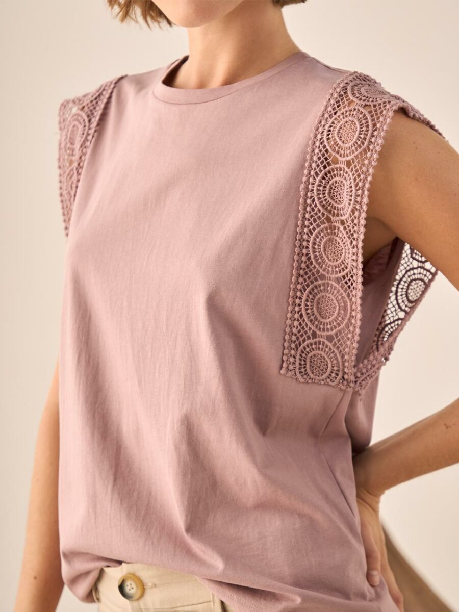 Blusa cuello redondo con vipiur en manga