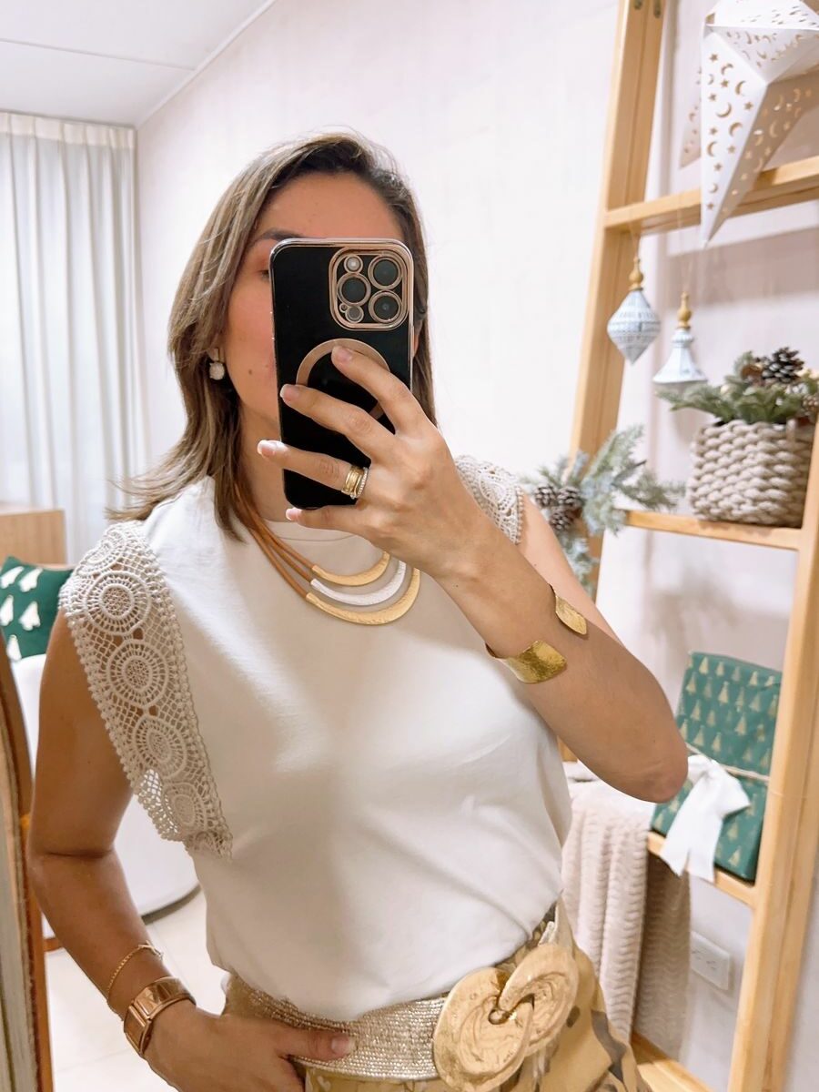 Blusa cuello redondo con vipiur en manga