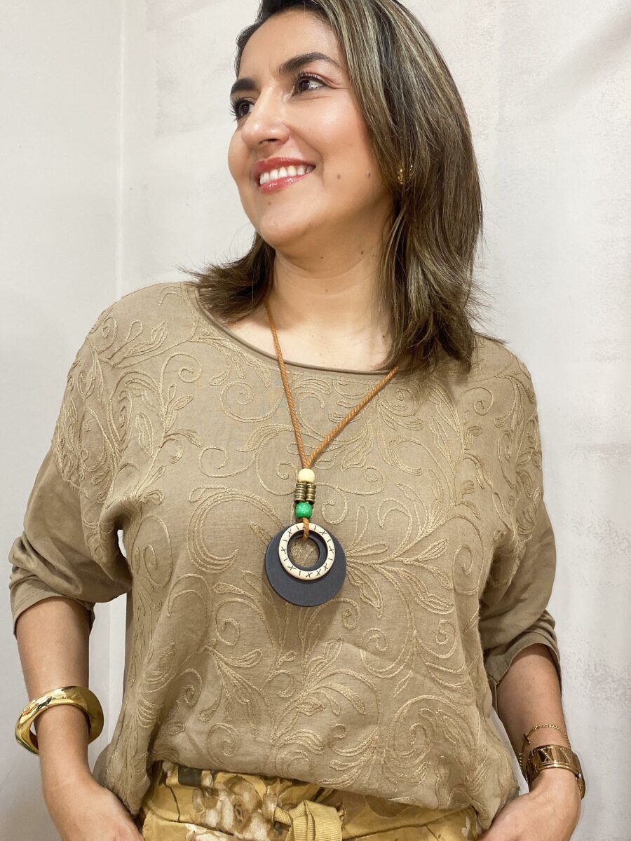 Blusa cuello redondo doble textura y bordado en frente