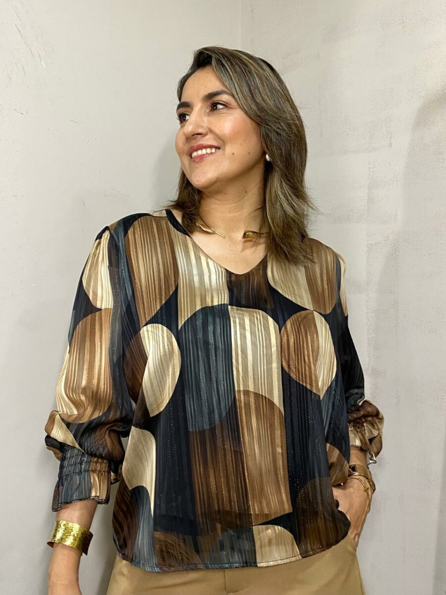 Blusa estampada maga larga con elástico en puño