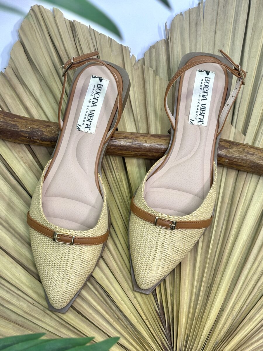 Baletas en punta con detalle de hebilla en empeine