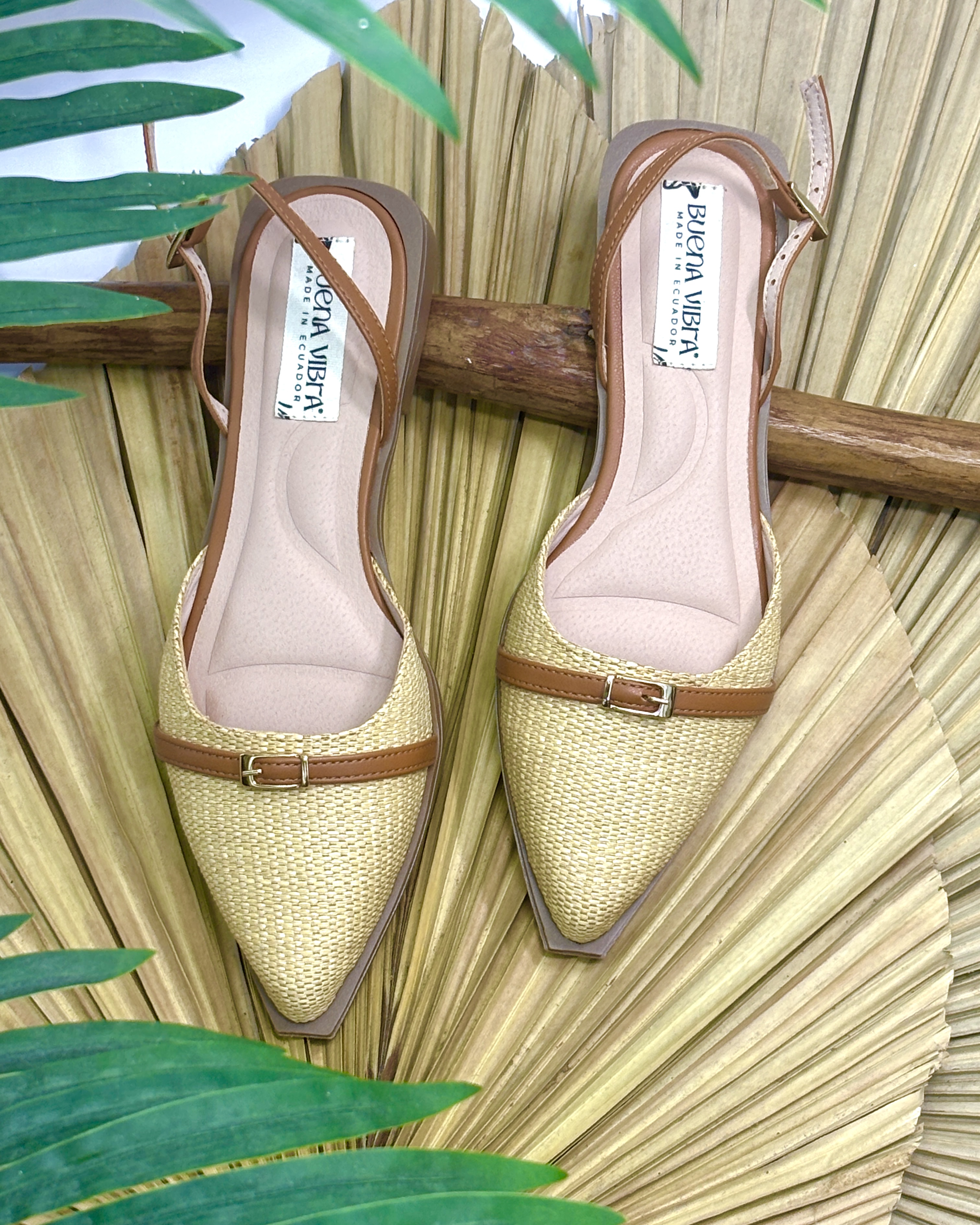 Baletas en punta con detalle de hebilla en empeine - 36, Beige con café