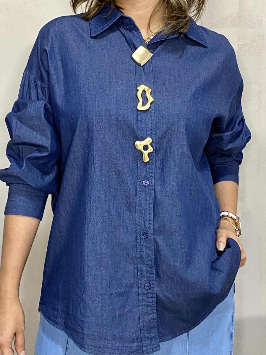 Blusa manga larga con botones dorados asimétricos
