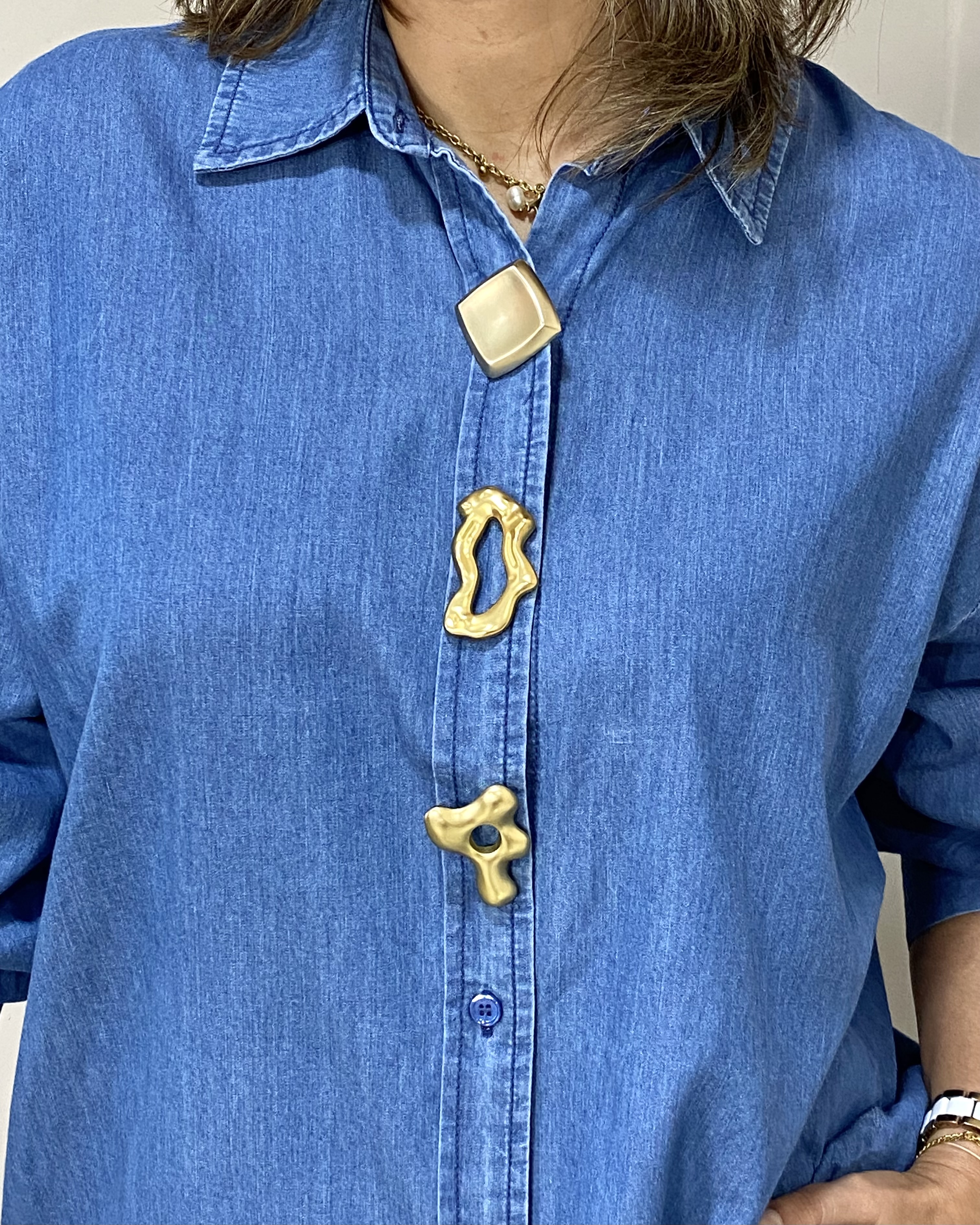 Blusa manga larga con botones dorados asimétricos - Única, Celeste prelavado