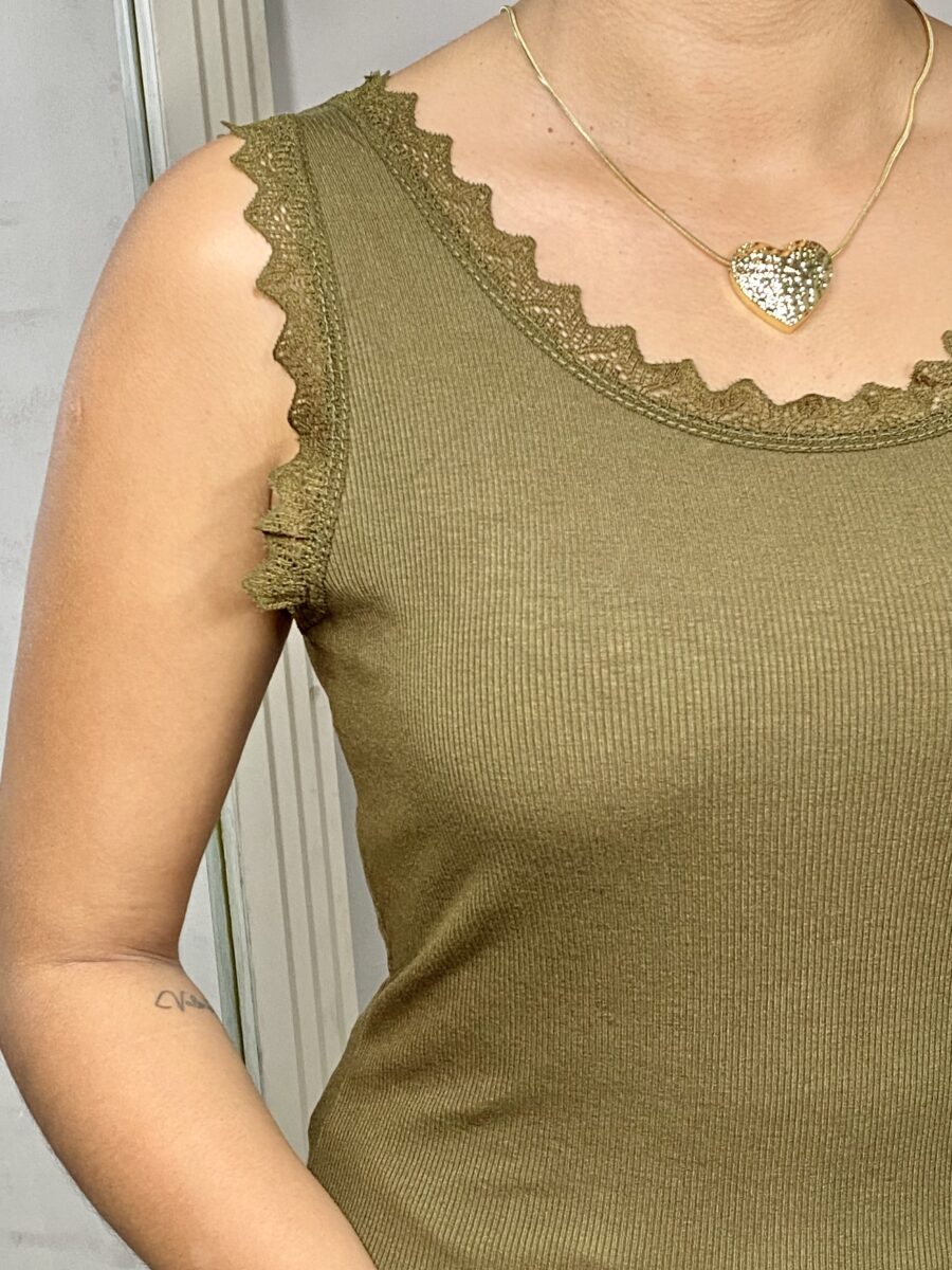 Blusa manga sisa con encaje y cuello redondo