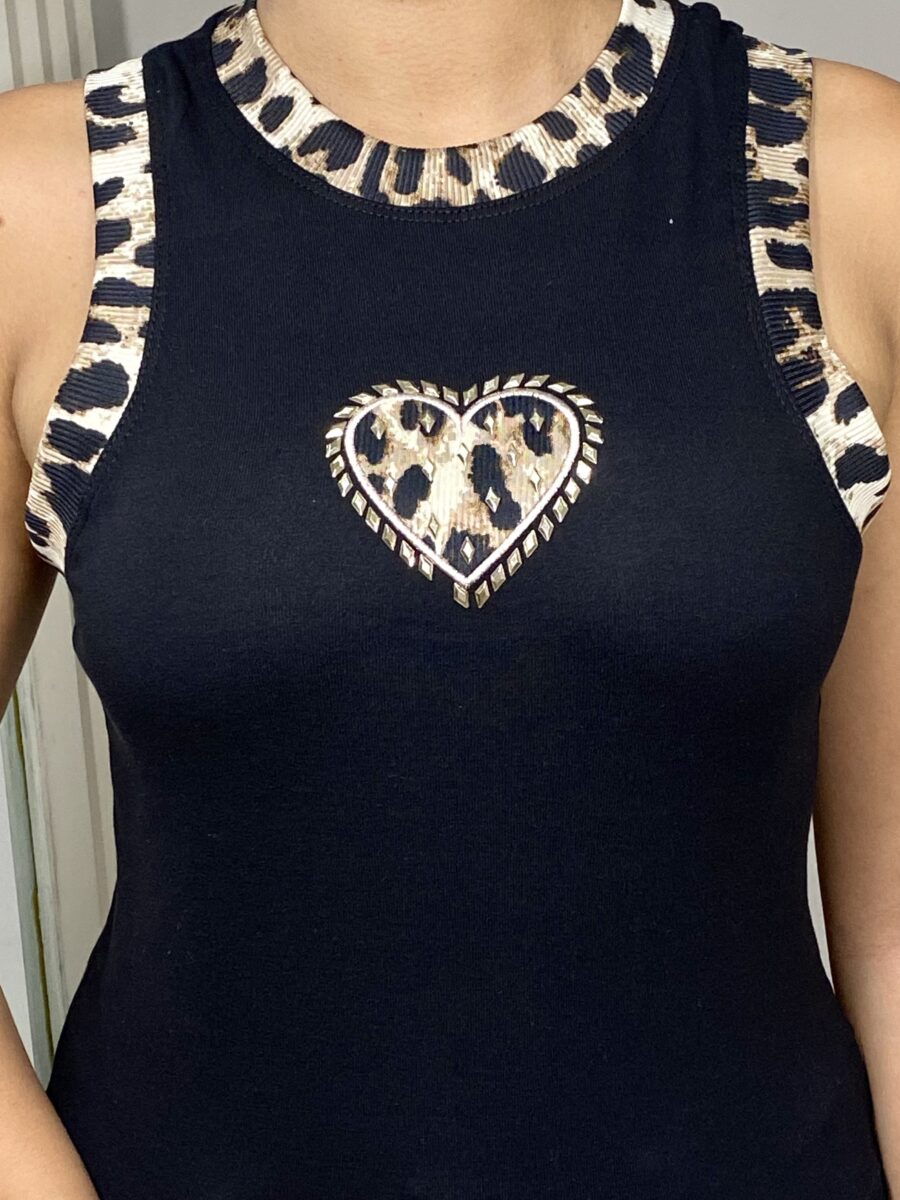 Blusa manga sisa con animal print en cuello y manga.