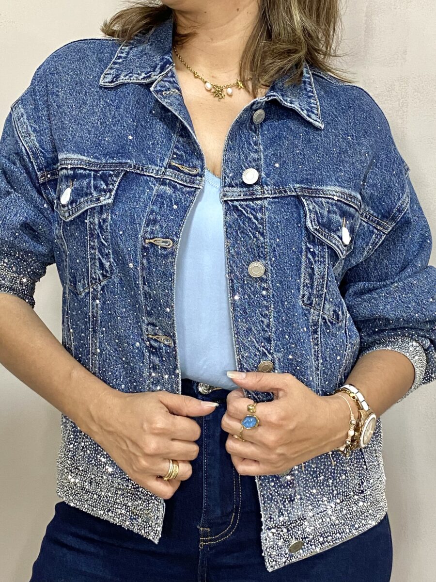 Chaqueta jean con bolsillos laterales y brillos