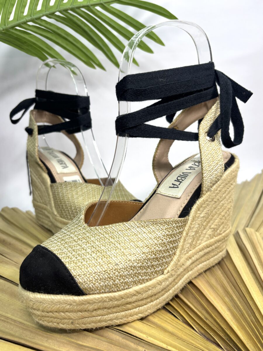 Espadrila punta cerrada y con tiras de amarre