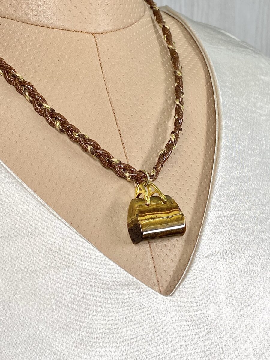 Collar cordón trenzado y dije de cartera