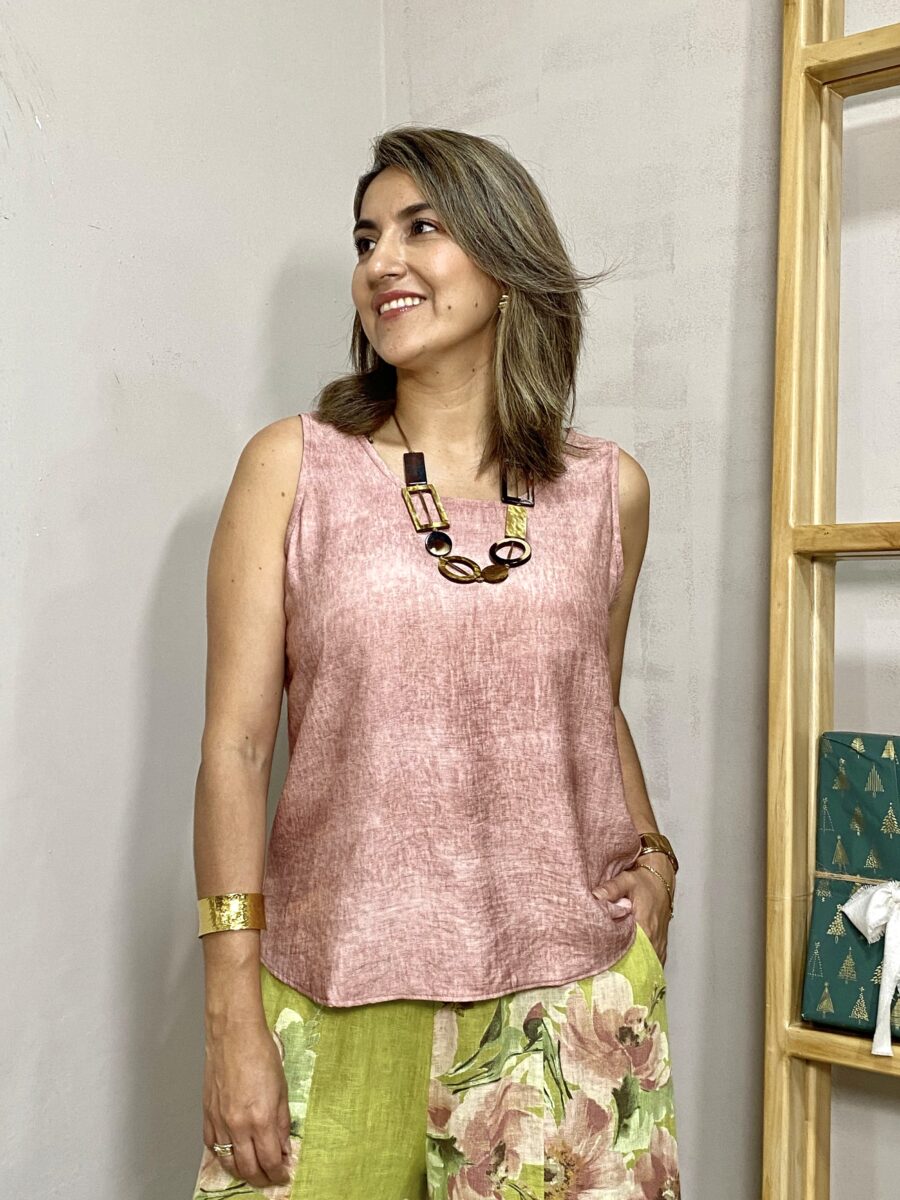 Blusa básica cuello redondo silueta relajada