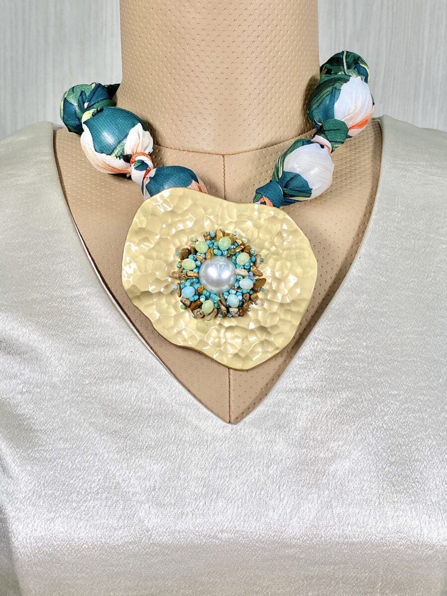 Collar con dije dorado y perla central