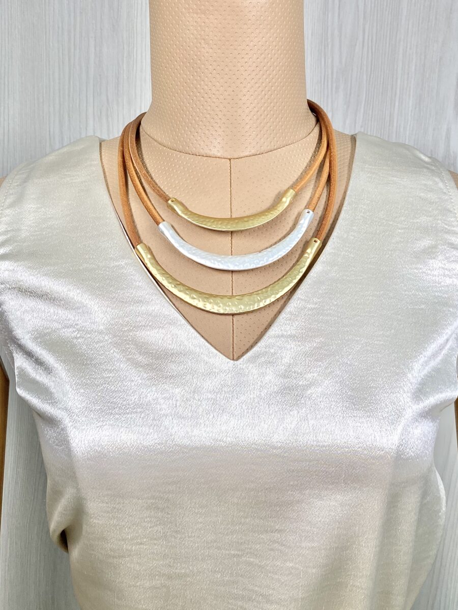 Collar de tres capas con detalles metálicos