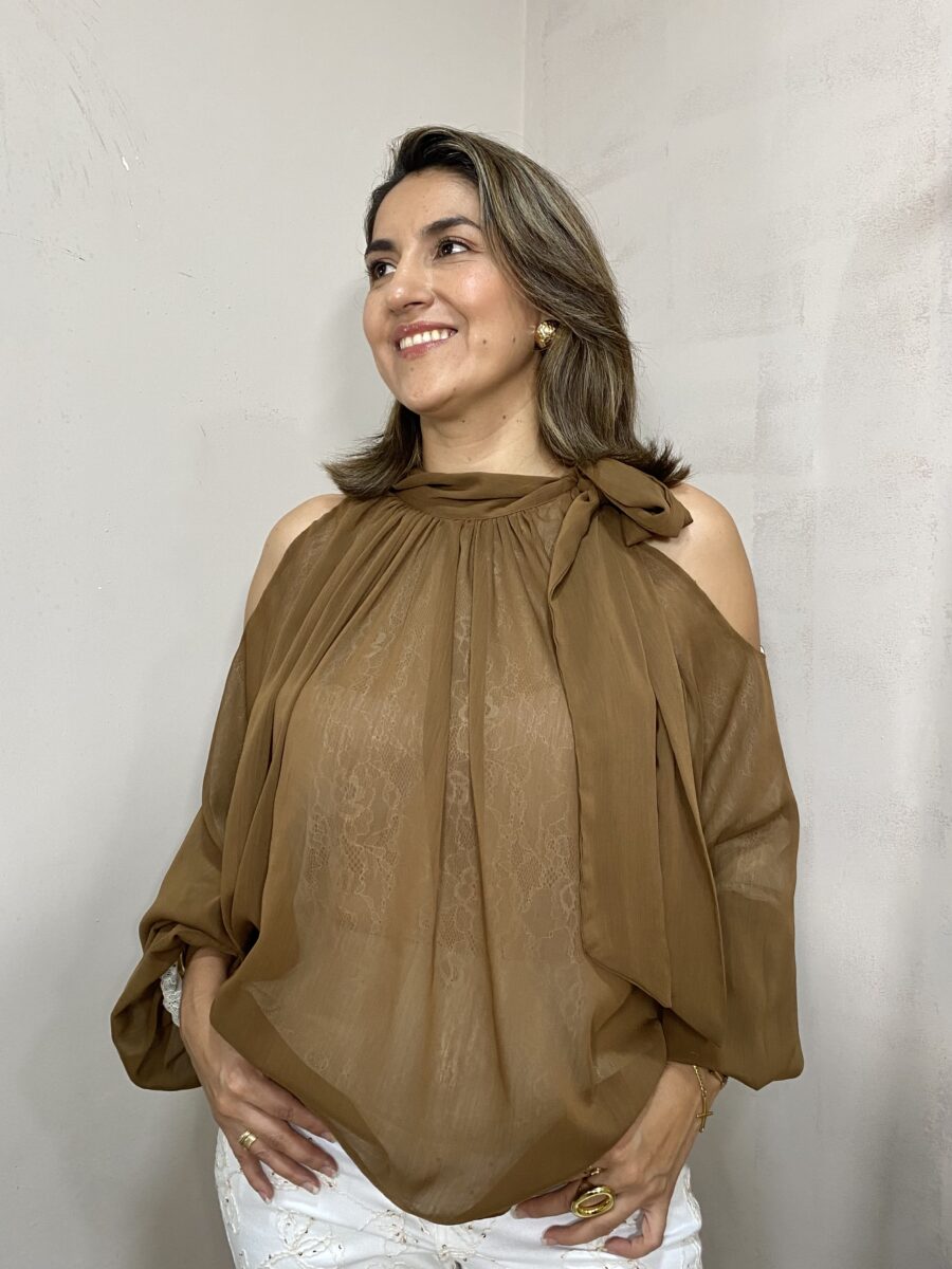 Blusa detalle de lazo en cuello y hombros descubiertos