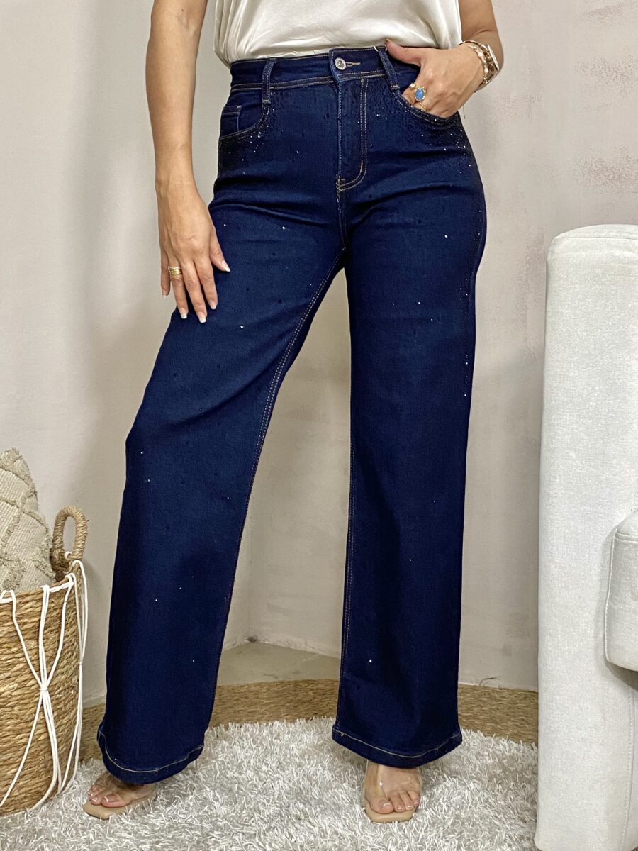 Jean de bota recta y tiro alto con brillos en frente