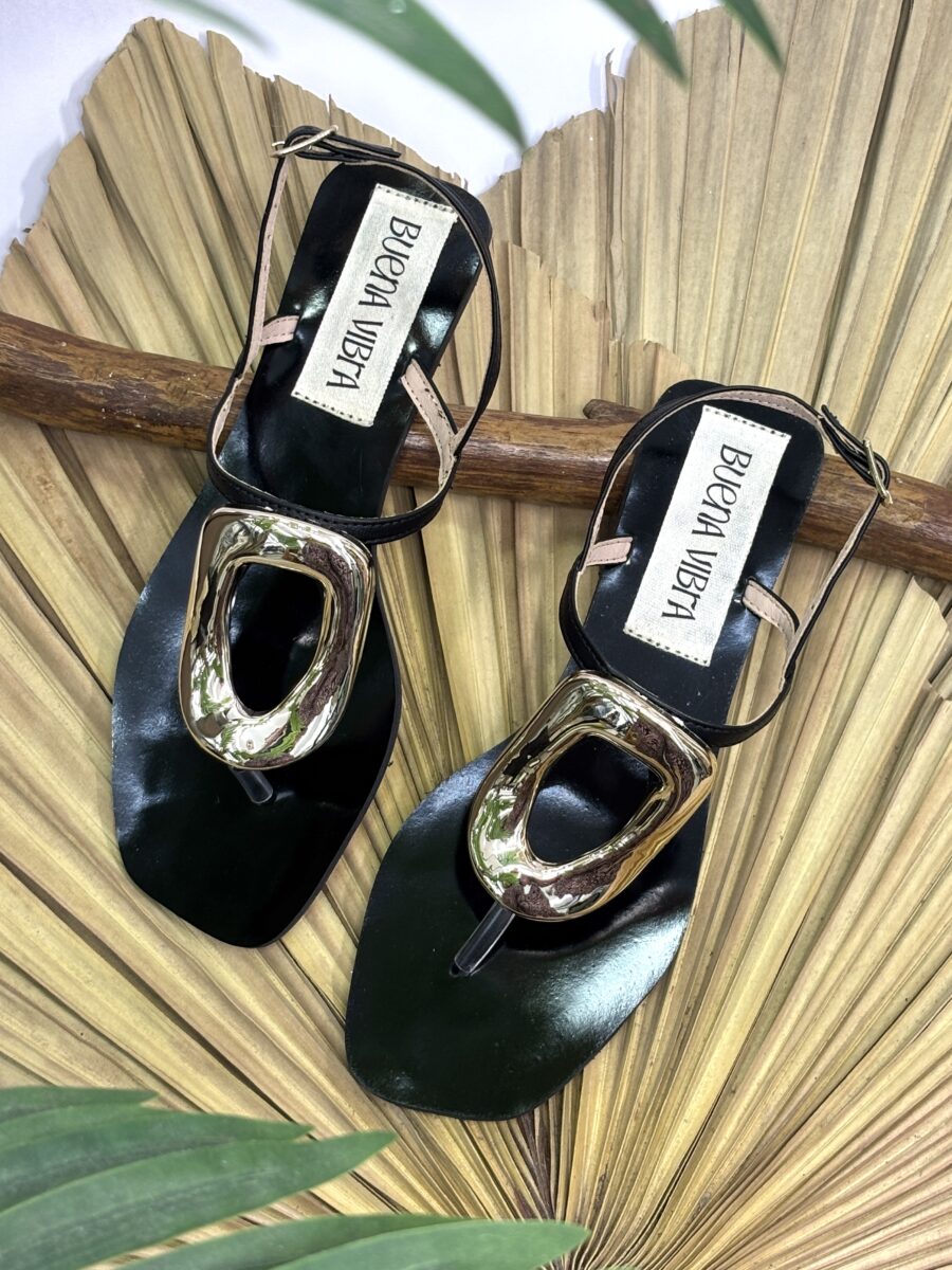 Sandalias planas con amarre y detalle de hebilla