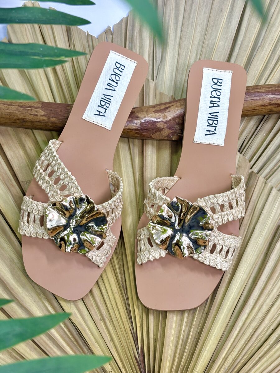 Sandalias tejidas con detalle metálico