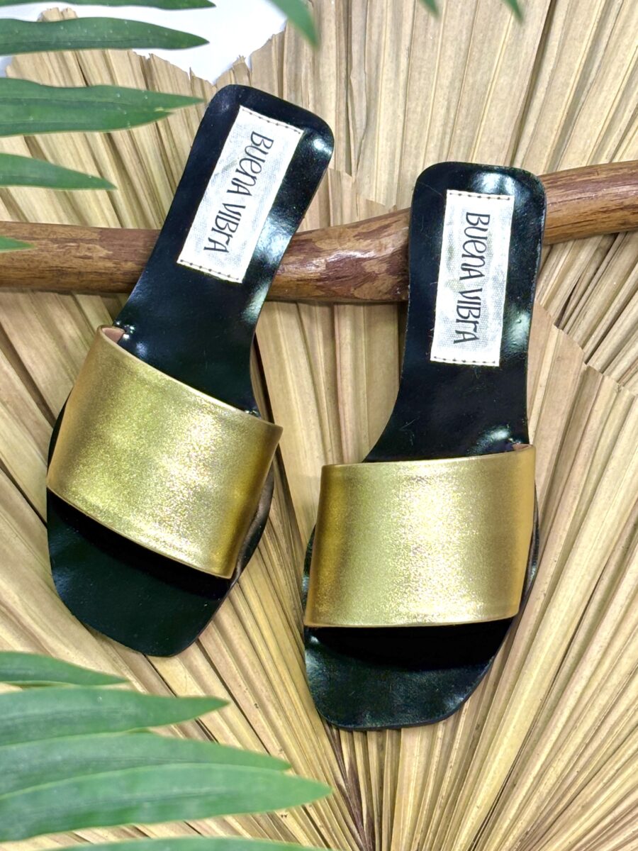 Sandalias slide de tonos metalizados efecto satinado