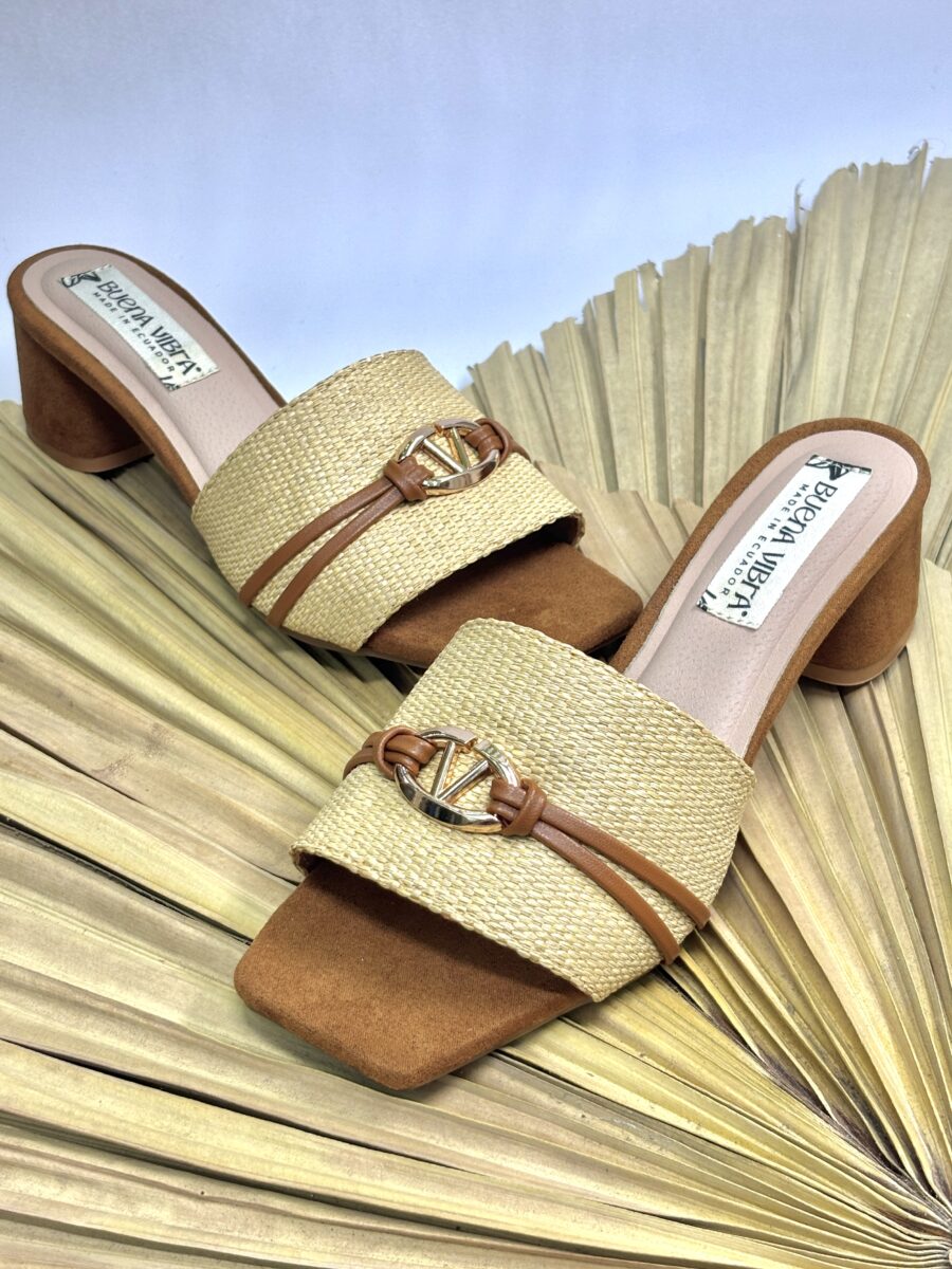 Sandalia mule taco circular y  detalle dorado