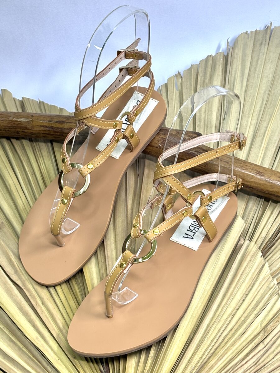 Sandalias romanas con hebilla circular en empeine