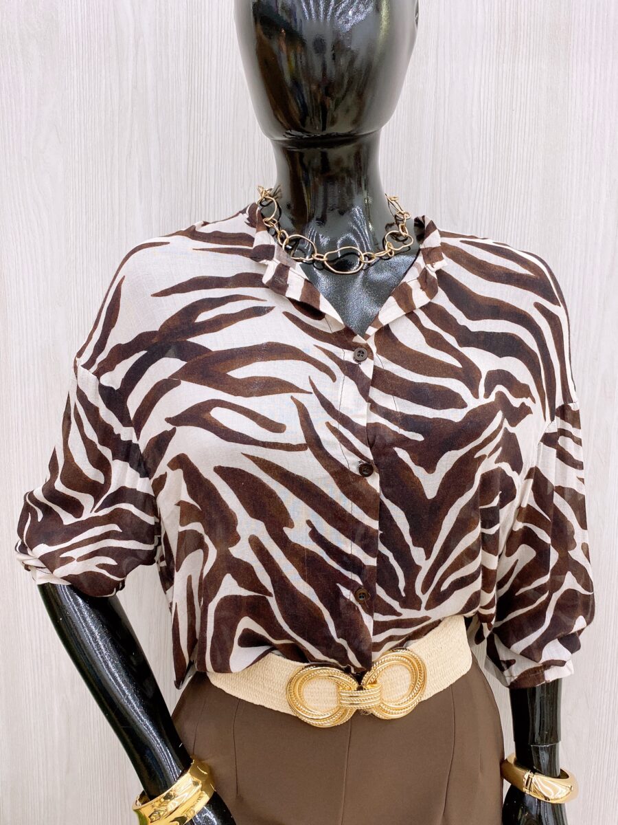 Blusa cuello neru manga larga con botones en frente